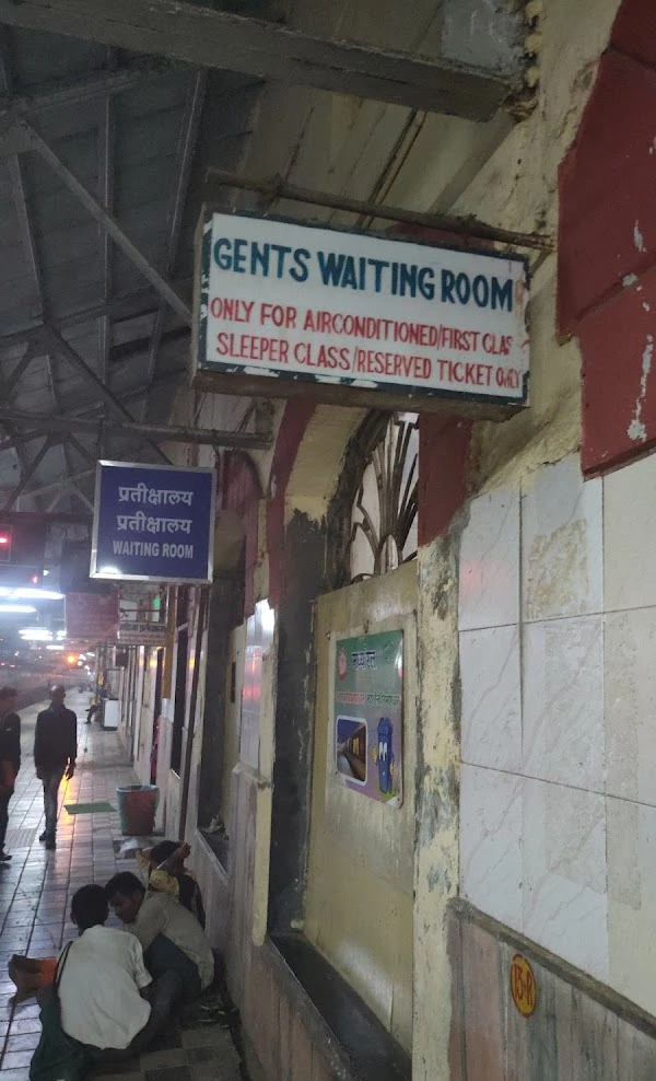 Kalyan junction Sleeper/AC waiting room